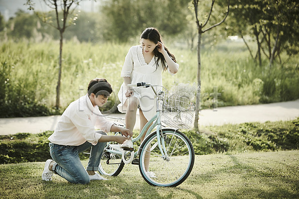 20대 남자 두명 성인 여자 한국인 JPG 아웃포커스 앞모습 옆모습 포토 공원 나무 데이트 무릎꿇기 서기 신발끈묶기 앉기 야외 응시 잔디 전신 주간 커플