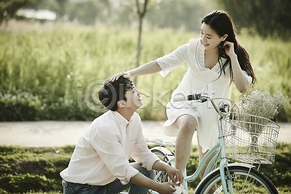 20대 남자 두명 성인 여자 한국인 JPG 아웃포커스 앞모습 옆모습 포토 공원 꽃 나무 데이트 무릎꿇기 상반신 신발끈묶기 앉기 야외 자전거 잔디 주간 커플