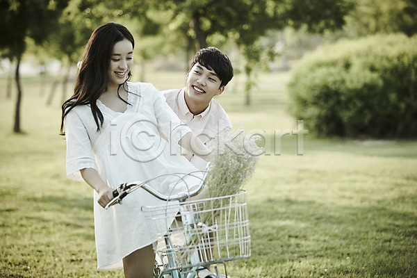 20대 남자 두명 성인 여자 한국인 JPG 아웃포커스 앞모습 포토 공원 꽃 나무 데이트 상반신 서기 앉기 야외 응시 자전거 잔디 잡기 주간 커플