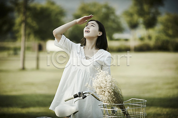 20대 성인 성인여자한명만 여자 한국인 한명 JPG 아웃포커스 앞모습 포토 공원 꽃다발 나무 상반신 서기 야외 응시 자전거 잔디 주간