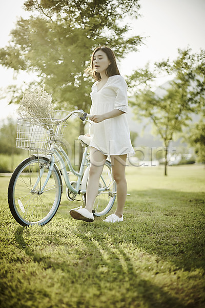 20대 성인 성인여자한명만 여자 한국인 한명 JPG 아웃포커스 옆모습 포토 공원 나무 서기 야외 응시 자전거 잔디 전신 주간