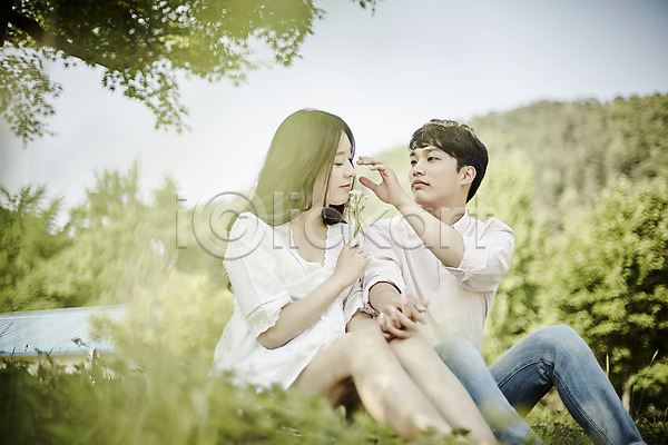20대 남자 두명 성인 여자 한국인 JPG 아웃포커스 옆모습 포토 공원 꽃 나무 데이트 들기 상반신 앉기 야외 응시 주간 커플