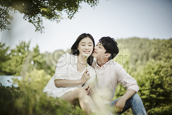 20대 남자 두명 성인 여자 한국인 JPG 아웃포커스 앞모습 옆모습 포토 공원 꽃 나무 데이트 들기 상반신 앉기 야외 주간 커플 키스