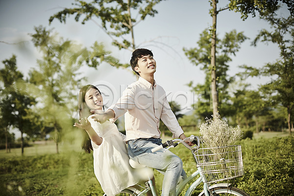 20대 남자 두명 성인 여자 한국인 JPG 아웃포커스 옆모습 포토 공원 나무 데이트 상반신 앉기 야외 자전거 주간 커플