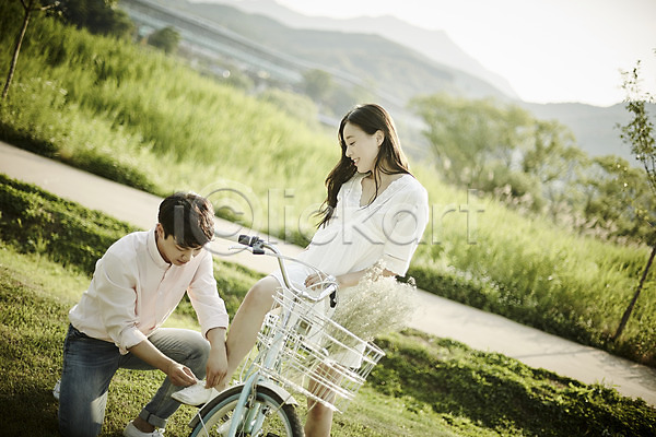 20대 남자 두명 성인 여자 한국인 JPG 아웃포커스 앞모습 포토 공원 데이트 상반신 서기 신발끈묶기 앉기 야외 응시 자전거 잔디 전신 주간 커플