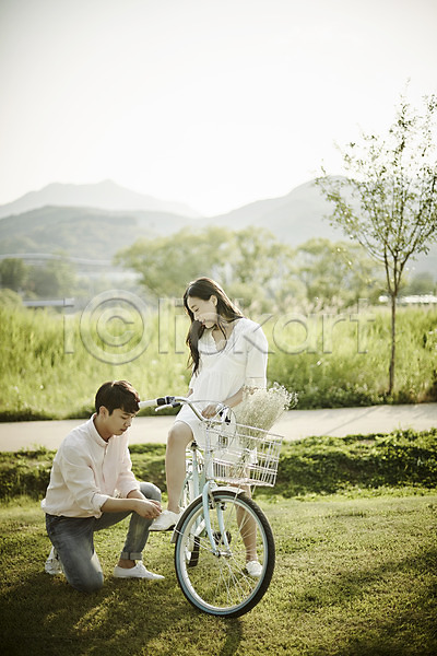 20대 남자 두명 성인 여자 한국인 JPG 아웃포커스 앞모습 옆모습 포토 공원 나무 데이트 무릎꿇기 앉기 야외 응시 잔디 전신 주간 커플