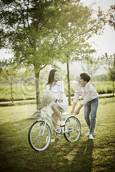 20대 남자 두명 성인 여자 한국인 JPG 앞모습 옆모습 포토 공원 나무 데이트 서기 앉기 야외 응시 자전거 잔디 잡기 전신 주간 커플