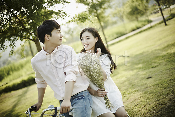 20대 남자 두명 성인 여자 한국인 JPG 아웃포커스 앞모습 포토 공원 꽃다발 나무 데이트 들기 상반신 앉기 야외 응시 자전거 잔디 주간 커플