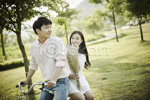 20대 남자 두명 성인 여자 한국인 JPG 앞모습 포토 공원 꽃다발 나무 데이트 들기 상반신 앉기 야외 응시 자전거 잔디 주간 커플