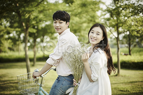 20대 남자 두명 성인 여자 한국인 JPG 아웃포커스 옆모습 포토 공원 꽃다발 나무 데이트 들기 상반신 앉기 야외 응시 자전거 잔디 주간 커플
