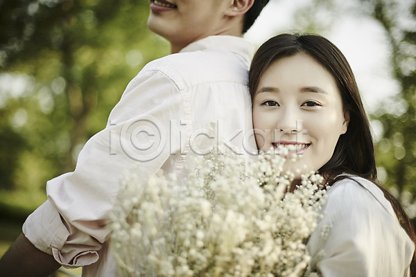 20대 남자 두명 성인 여자 한국인 JPG 아웃포커스 옆모습 포토 공원 기댐 꽃다발 나무 데이트 들기 상반신 안기 앉기 야외 주간 커플