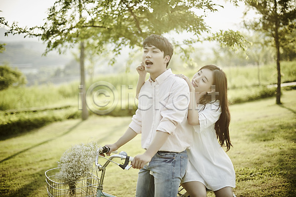 20대 남자 두명 성인 여자 한국인 JPG 아웃포커스 옆모습 포토 공원 꽃다발 나무 데이트 상반신 앉기 야외 응시 자전거 잔디 장난 주간 커플