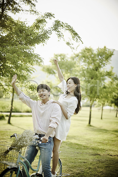 20대 남자 두명 성인 여자 한국인 JPG 아웃포커스 앞모습 포토 공원 나무 데이트 상반신 서기 손들기 앉기 야외 응시 자전거 잔디 주간 커플