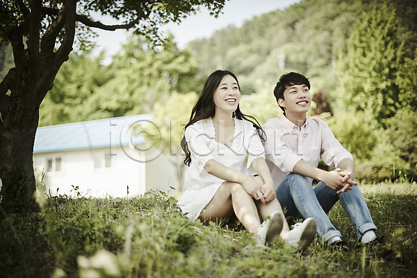 20대 남자 두명 성인 여자 한국인 JPG 아웃포커스 앞모습 포토 건물 공원 나무 데이트 상반신 앉기 야외 응시 잔디 전신 주간 커플
