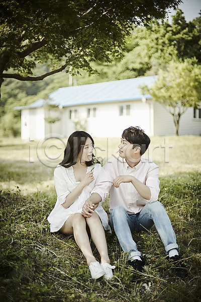 20대 남자 두명 성인 여자 한국인 JPG 아웃포커스 앞모습 포토 공원 나무 데이트 앉기 야외 응시 잔디 전신 주간 커플