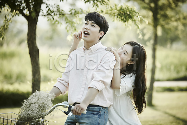20대 남자 두명 성인 여자 한국인 JPG 아웃포커스 앞모습 포토 공원 꽃다발 나무 데이트 상반신 앉기 야외 응시 자전거 장난 주간 커플