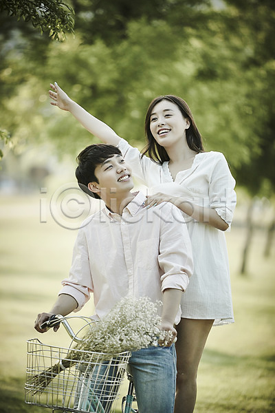 20대 남자 두명 성인 여자 한국인 JPG 아웃포커스 앞모습 포토 공원 꽃다발 나무 데이트 상반신 서기 앉기 야외 응시 자전거 잔디 주간 커플