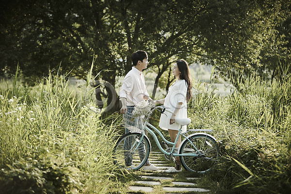 20대 남자 두명 성인 여자 한국인 JPG 아웃포커스 옆모습 포토 공원 나무 데이트 서기 야외 응시 자전거 잔디 전신 주간 커플