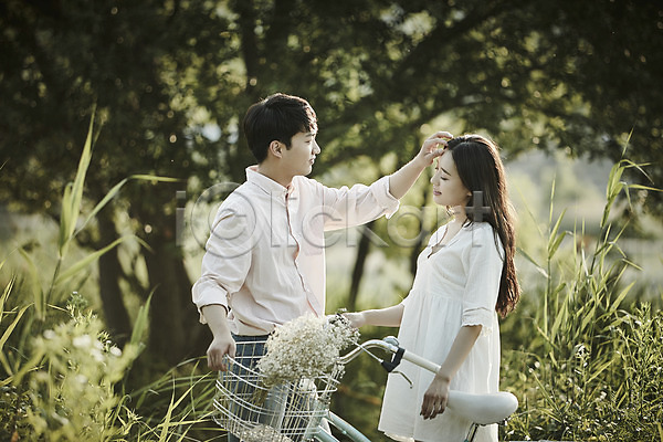 20대 남자 두명 성인 여자 한국인 JPG 아웃포커스 옆모습 포토 공원 꽃다발 나무 데이트 상반신 서기 야외 응시 자전거 주간 커플