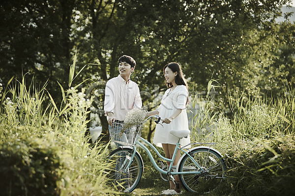 20대 남자 두명 성인 여자 한국인 JPG 아웃포커스 앞모습 옆모습 포토 공원 나무 데이트 상반신 서기 야외 응시 자전거 전신 주간 커플 풀숲