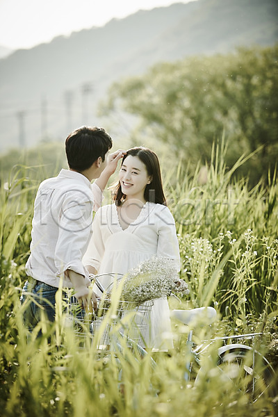 20대 남자 두명 성인 여자 한국인 JPG 뒷모습 아웃포커스 앞모습 포토 공원 꽃다발 데이트 상반신 서기 야외 응시 자전거 잔디 주간 커플