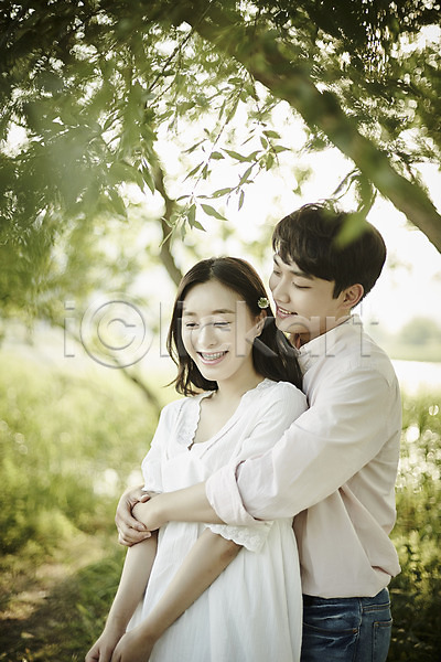 20대 남자 두명 성인 여자 한국인 JPG 아웃포커스 옆모습 포토 공원 나무 데이트 백허그 상반신 서기 안기 야외 응시 주간 커플