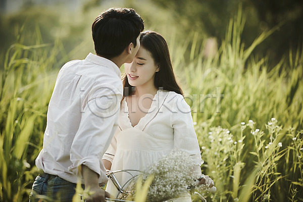 20대 남자 두명 성인 여자 한국인 JPG 뒷모습 아웃포커스 앞모습 포토 공원 꽃다발 데이트 상반신 서기 야외 자전거 잔디 주간 커플 키스