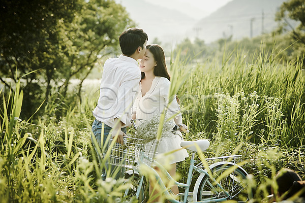 20대 남자 두명 성인 여자 한국인 JPG 아웃포커스 옆모습 포토 공원 데이트 상반신 서기 야외 응시 자전거 잔디 주간 커플 키스