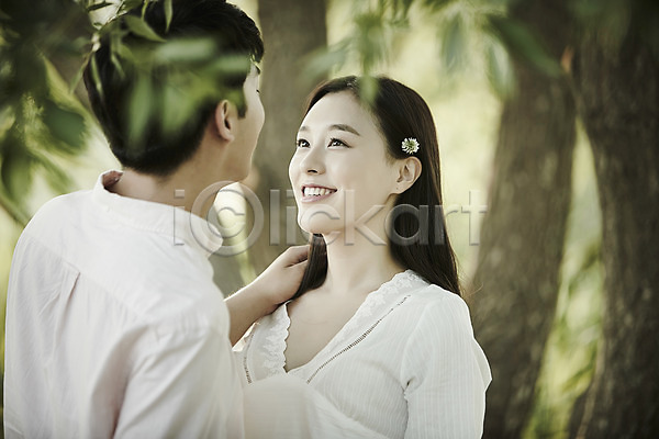 20대 남자 두명 성인 여자 한국인 JPG 아웃포커스 옆모습 포토 공원 꽃 나무 나뭇잎 데이트 상반신 서기 야외 응시 주간 커플