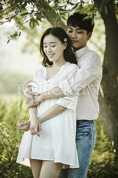 20대 남자 두명 성인 여자 한국인 JPG 아웃포커스 앞모습 포토 공원 데이트 백허그 상반신 서기 안기 야외 응시 주간 커플