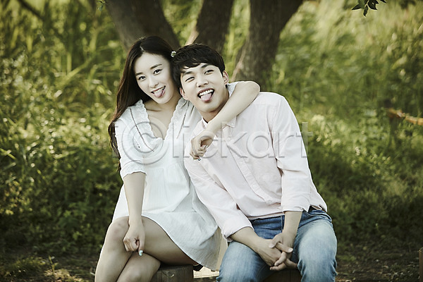 20대 남자 두명 성인 여자 한국인 JPG 아웃포커스 앞모습 포토 공원 데이트 상반신 앉기 야외 응시 장난 주간 커플 헤드락