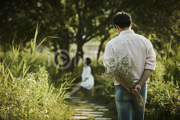 숨김 20대 남자 두명 성인 여자 한국인 JPG 뒷모습 옆모습 포토 공원 꽃다발 나무 데이트 들기 상반신 서기 앉기 야외 응시 전신 주간 커플