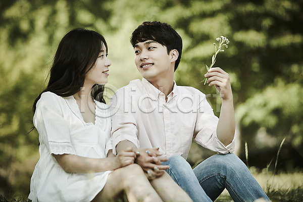 20대 남자 두명 성인 여자 한국인 JPG 아웃포커스 앞모습 포토 공원 꽃 데이트 상반신 앉기 야외 응시 잔디 주간 커플