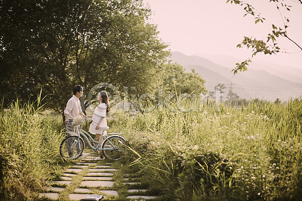20대 남자 두명 성인 여자 한국인 JPG 옆모습 포토 공원 나무 데이트 마주보기 상반신 서기 야외 응시 자전거 전신 주간 커플 풀숲