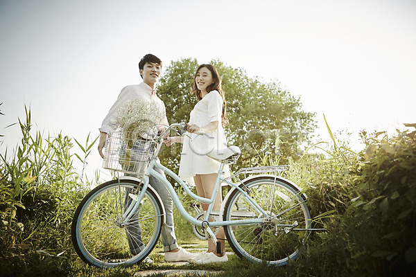 20대 남자 두명 성인 여자 한국인 JPG 로우앵글 옆모습 포토 공원 꽃다발 데이트 서기 야외 자전거 전신 주간 커플 풀숲