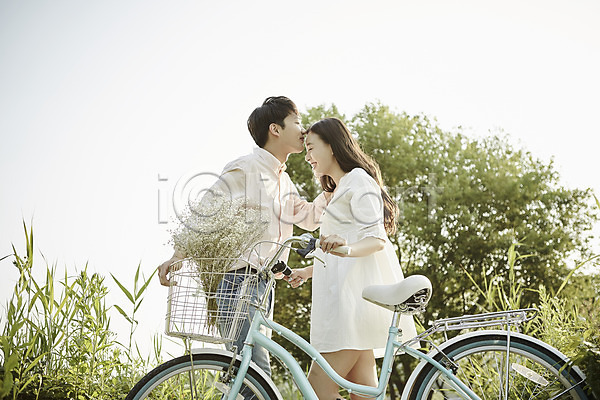 20대 남자 두명 성인 여자 한국인 JPG 아웃포커스 옆모습 포토 공원 꽃다발 나무 데이트 상반신 서기 야외 응시 자전거 주간 커플 키스