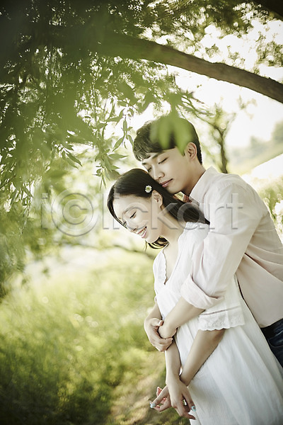 20대 남자 두명 성인 여자 한국인 JPG 아웃포커스 옆모습 포토 공원 나무 데이트 백허그 상반신 서기 안기 야외 주간 커플