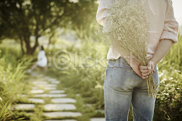 숨김 20대 남자 두명 성인 여자 한국인 JPG 뒷모습 아웃포커스 옆모습 포토 공원 꽃다발 나무 데이트 들기 상반신 서기 앉기 야외 전신 주간 커플 풀숲