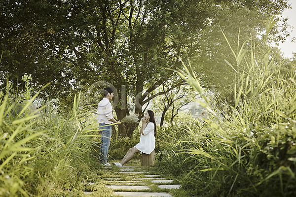 20대 남자 두명 성인 여자 한국인 JPG 옆모습 포토 공원 꽃다발 나무 데이트 들기 서기 앉기 야외 응시 전신 주간 커플 풀숲