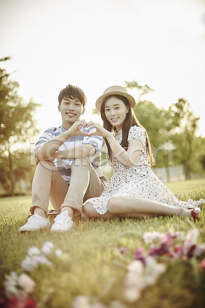 20대 남자 두명 성인 여자 한국인 JPG 아웃포커스 앞모습 포토 공원 꽃 나무 데이트 손하트 앉기 야외 잔디 전신 주간 커플