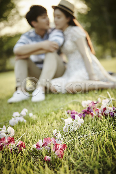 20대 남자 두명 성인 여자 한국인 JPG 아웃포커스 앞모습 포토 공원 기댐 꽃 나무 데이트 앉기 야외 잔디 전신 주간 커플