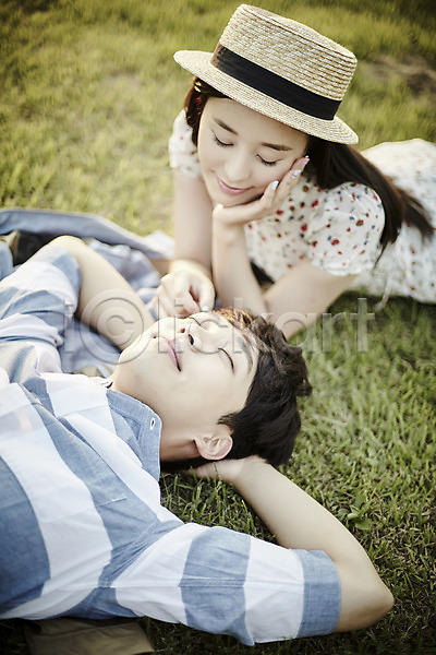 20대 남자 두명 성인 여자 한국인 JPG 아웃포커스 앞모습 포토 공원 눈감음 눕기 데이트 상반신 야외 엎드리기 잔디 주간 커플