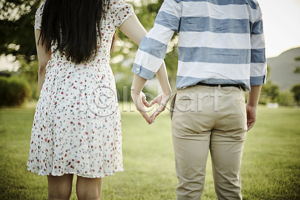 20대 남자 두명 성인 여자 한국인 JPG 뒷모습 아웃포커스 포토 공원 나무 데이트 상반신 서기 손하트 야외 잔디 주간 커플