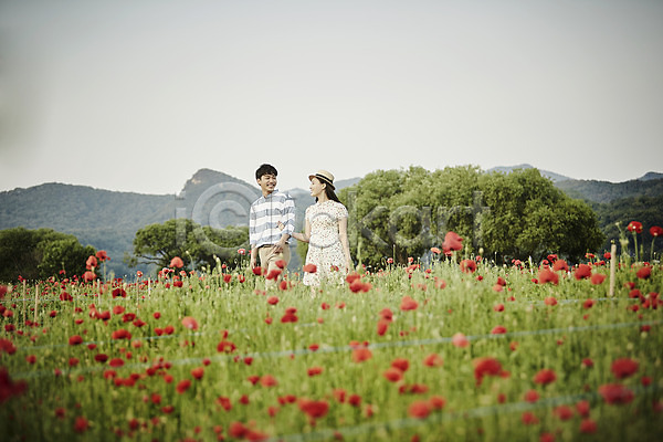 산책 20대 남자 두명 성인 여자 한국인 JPG 앞모습 포토 공원 꽃 꽃밭 나무 데이트 상반신 서기 야외 응시 주간 커플 팔짱