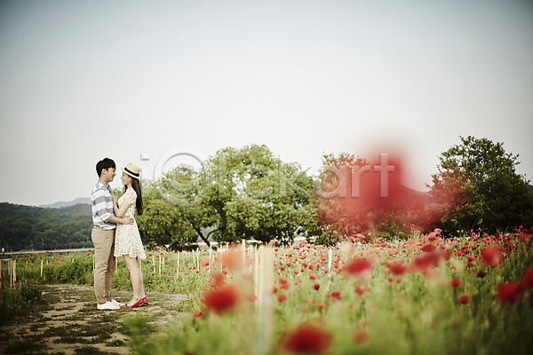 20대 남자 두명 성인 여자 한국인 JPG 아웃포커스 옆모습 포토 공원 꽃 꽃밭 나무 데이트 마주보기 서기 야외 전신 주간 커플