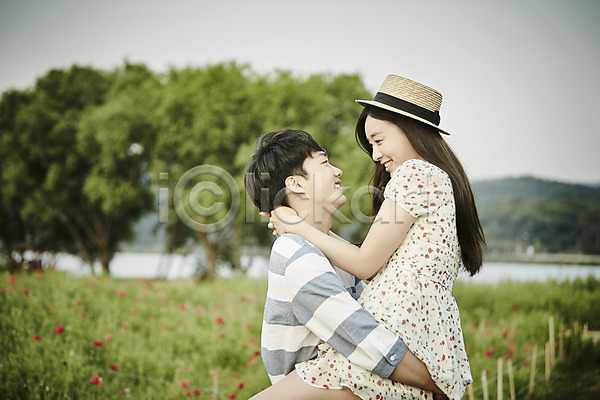 20대 남자 두명 성인 여자 한국인 JPG 아웃포커스 옆모습 포토 공원 꽃밭 나무 데이트 마주보기 상반신 서기 안기 야외 응시 주간 커플