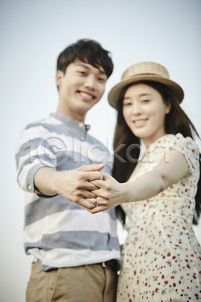 20대 남자 두명 성인 여자 한국인 JPG 로우앵글 아웃포커스 옆모습 포토 공원 깍지 데이트 상반신 서기 야외 주간 커플 커플반지