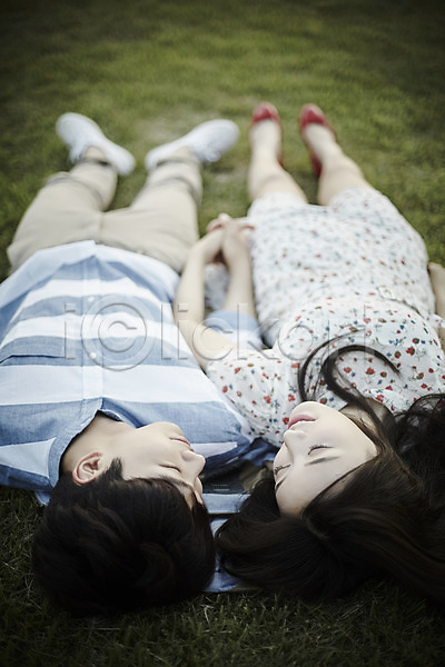 20대 남자 두명 성인 여자 한국인 JPG 아웃포커스 앞모습 포토 공원 눕기 데이트 손잡기 야외 응시 잔디 전신 주간 커플
