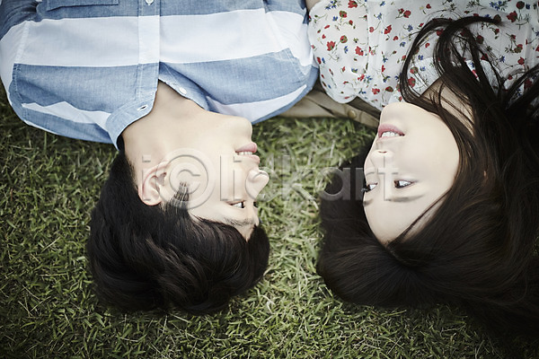 20대 남자 두명 성인 여자 한국인 JPG 앞모습 포토 공원 눕기 데이트 상반신 야외 응시 잔디 주간 커플