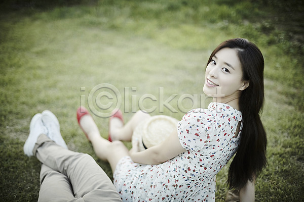 20대 남자 두명 성인 신체부위 여자 한국인 JPG 아웃포커스 옆모습 포토 공원 다리(신체부위) 데이트 뒤돌아보기 앉기 야외 잔디 전신 주간 커플 하반신